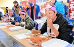 セコガニをどれだけきれいに食べるか競い合う参加者＝１９日、香美町香住区の香住漁港西港
