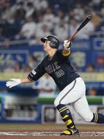 　１０回オリックス１死二塁、代打杉本が左越えに決勝２ランを放つ＝ＺＯＺＯマリン