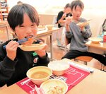 おいしそうにアカエビを頬張る児童＝２６日、新温泉町浜坂の浜坂北小