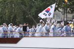 　パリ五輪の開会式で、セーヌ川を船でパレードする韓国選手団＝２６日、パリ（共同）