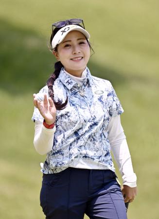 　第３日、４番でパーパットを決め笑顔の青木瀬令奈。通算８アンダーで首位＝グランディ鳴門ＧＣ