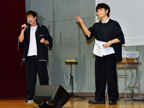 手話を取り入れたパフォーマンスを披露するＨＡＮＤＳＩＧＮ＝８日、鳥取市生山の鳥取工業高