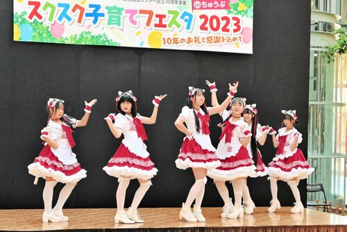 【決まった！】ステージ上で元気よくダンスを披露する「ＤＡＮＣＥ　ｆｏｒ　ＲＥＡＬ」