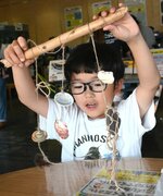 出来栄えを確かめながらモビールを作る参加者＝２日、鳥取市賀露町西３丁目のとっとり賀露かにっこ館