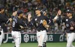 　ソフトバンクに勝利しタッチする岡（中央）らロッテナイン＝みずほペイペイドーム