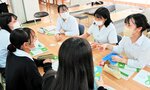 ワークショップで臓器提供について考えを述べ合う生徒ら