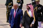 　１３日、サウジアラビアの首都リヤドの空港に到着したトランプ米大統領（左）と出迎えたサウジのムハンマド皇太子（ＡＰ＝共同）