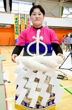 　母の日恒例の「女だけの相撲大会」で初優勝した山内彩聖さん＝１１日午後、北海道福島町