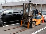 　事故を起こしたフォークリフト。爪の部分に死亡した男児ら子ども３人が乗っていた＝８日、茨城県筑西市