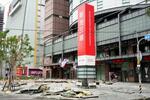 　爆発があった百貨店「新光三越」台中中港店前＝１３日、台湾・台中市（共同）