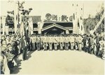 昭和１２～１３年ごろ、智頭駅前で出征兵士を送る（智頭町教育委員会所蔵）