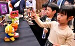 鈴を鳴らしておもちゃを動かす子どもたち＝１３日、鳥取市西町３丁目のわらべ館
