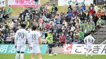 ガイナーレ鳥取の勝利を願って熱い声援を送るサポーター＝３１日、米子市安倍のオールガイナーレＹＡＪＩＮスタジアム