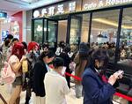 　中国上海市にあるサイゼリヤの店舗前で、行列をつくる順番待ちの客＝２０２５年４月（共同）