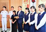 商品化したジビエカレーを平井知事（中央）に報告する生徒ら