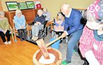「よいしょ」のかけ声とともにきねを振り下ろし、つき上げる餅＝１４日、香美町香住区無南垣のグループホーム「かがやき」