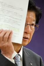 　資料を手に記者会見する静岡県の川勝平太知事＝３日午後、静岡県庁