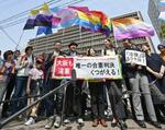 　同性婚を認めないのは「違憲」とする控訴審判決に喜ぶ原告ら＝２５日午前、大阪高裁前