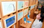 田中千鳥の詩の世界を表現した絵が並ぶ展示会場＝１日、智頭町智頭のちえの森ちづ図書館
