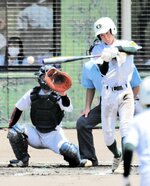 決勝・鳥取西―鳥取商　鳥取商は六回、２死二、三塁から木下が勝ち越しの中前適時打を放つ＝どらドラパーク米子市民球場
