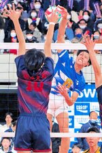 男子１回戦・鳥取育英―駒大高　鳥取育英は第２セット、星原（奥）がスパイクを決めて８―１０と追い上げる＝東京体育館