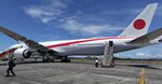 フィリピン・マニラの空港に到着した際の政府専用機の様子。国旗の色を反映し、白に赤のラインが入り、尾翼には日の丸が。石破首相ら要人は前方、同行記者らは後方のタラップから乗り降りする
