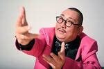 　インタビューに答える漫談家・街裏ぴんくさん＝５月28日、東京・東新橋の共同通信社（撮影・小島健一郎）