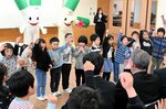 元気いっぱいに歌を歌って施設の完成を祝う子どもたち＝７日、米子市博労町４丁目の啓成小