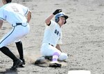 準決勝・八頭―米子松蔭　米子松蔭は四回、真本が中越え打を放ち三塁に滑り込む＝ヤマタスポーツパーク野球場