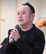 ロケ誘致強化やロケツーリズム振興について抱負を述べる足立氏＝１６日、鳥取市内のホテル