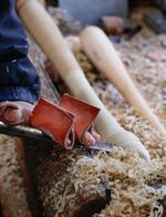 　手削りで成形されていくバット＝富山県南砺市のエスオースポーツ工業