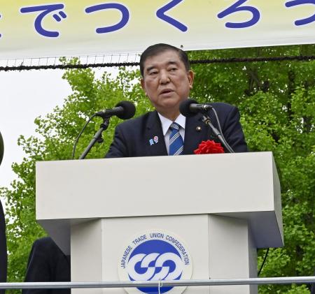 　第９６回メーデー中央大会であいさつする石破首相＝２６日午前、東京都渋谷区の代々木公園