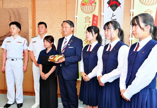 商品化したジビエカレーを平井知事（中央）に報告する生徒ら