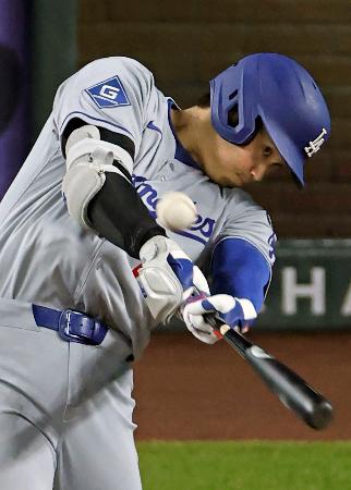 　ダイヤモンドバックス戦の９回、右中間に決勝３ランを放つドジャース・大谷＝フェニックス（共同）