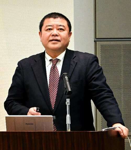 まちなか再生について講演する東代表取締役