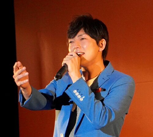 ２曲だけのオリジナル曲を情感いっぱいで歌う岡本幸太＝神戸市の新開地アートひろば