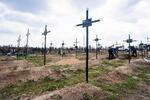 　身元不明の遺体が埋葬されているウクライナ・ブチャの墓地＝３月（共同）