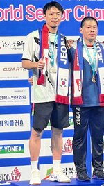 世界シニア選手権４０歳以上シングルスで２位に輝いた花本大地＝９月、韓国