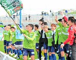 ５試合ぶりの勝利をサポーターと喜び合うガイナーレの選手ら＝１９日、鳥取市のＡｘｉｓバードスタジアム
