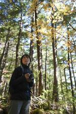 　北八ヶ岳・白駒の池周辺の森で撮影する野川かさね。「森を歩いていると、考えているのかいないのか、分からない状態になる。それが気持ちいい」という＝２０２４年１０月、長野県（撮影・林昌三）