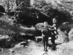 　疎開先の栃木県・日光で、船の模型で遊ばれる上皇さま（右）と常陸宮さま＝１９４４年（宮内庁提供）