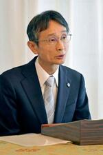 　憲法記念日を前に記者会見する最高裁の今崎幸彦長官＝４月２４日、東京都千代田区