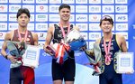 表彰式で写真に納まる（左から）２位の岩本敏、優勝のニナー賢治、３位の徳山哲平＝東京・お台場