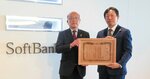 桜井専務執行役員（右）に感謝状を手渡す中村町長