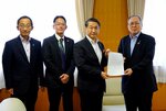 要請書を受け取る県商工会議所連合会の児嶋祥悟会長（右）＝８日、鳥取市本町３丁目