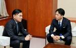 　楽天グループの三木谷浩史会長兼社長（左）と面会する小泉農相＝２３日午前、農水省