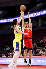 　カピタネス戦でシュートを放つハッスルの河村（右）＝サウスヘイブン（ＮＢＡＥ・ゲッティ＝共同）
