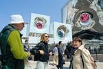 　大阪・関西万博会場を訪れた外国人客ら＝１４日、大阪市此花区の夢洲