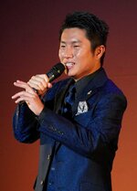 男っぽさを前面に出した歌声で人気を呼ぶ一条貫太＝神戸市の新開地アートひろば