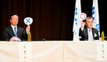 主催者が用意した質問に手札で回答する立候補予定者＝１３日、香美町香住区の香住区中央公民館